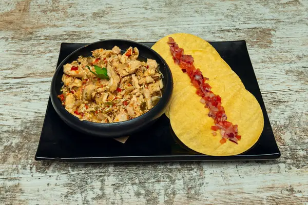 Carnitas Tacos: Domuz eti kendi yağında kavrulur ta ki içi hassas olana kadar ve dışı çıtır çıtır olana kadar.