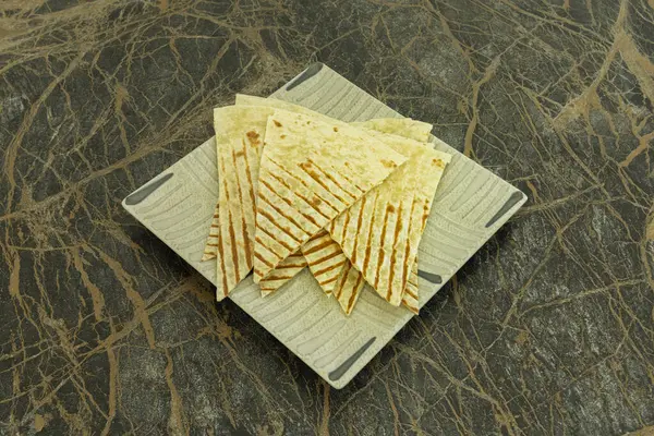 Izgara izli mayasız ekmek parçaları.