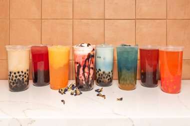 Birçok köpüklü çay, sütlü ve zengin bir içecek yaratmak için süt içerir. Taze süt, konsantre süt, buharlaşmış süt.