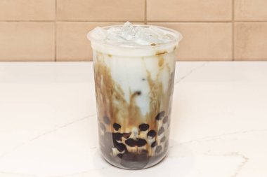 Birçok köpüklü çaylar sütlü, zengin bir içecek oluşturmak için birleşir.