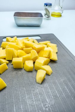 Soyulmuş ve doğranmış patatesler pişirilmeye hazır.