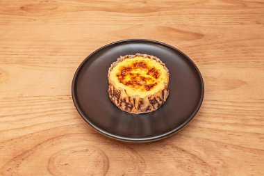 Kontrast, cheesecake 'te anahtar bir unsurdur. Genelde ezilmiş bisküvi ve tereyağından yapılır.,