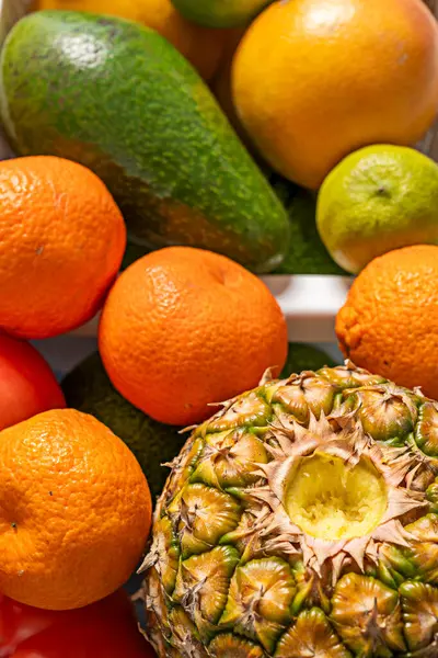 Taze mevsimlik meyvelerin yenmeye hazır görüntüsü.