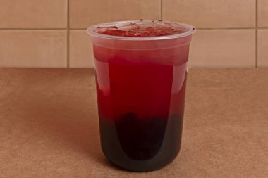 Kabarcıklar ya da çiğnenmiş tapyoka incilerinden türemiştir. Bu inciler fincanın dibine yerleşir ve onu diğer içeceklerden ayıran ayırt edici bir duyusal deneyim sunar.