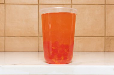 Herhangi bir köpüklü çayın temeli elbette çaydır. Geleneksel olarak, siyah veya yeşil çay kullanılır.