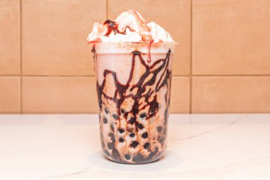 Çay sıcak demlenip soğutulabilir ya da doğrudan soğutulabilir. Tarifine ve tercihine göre değişir.