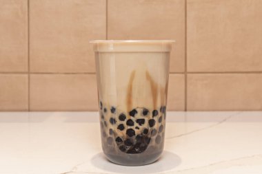 Manyok (tapyoka) nişastasından yapılırlar, dıştan yumuşak, pürüzsüz ve içeriden hafif elastik bir kıvama getirilirler.