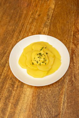 Türkiye kökenli Doner Kebap, dikey bir rostoda pişirilen etten oluşuyor. Et ince dilimlere ayrılır ve çeşitli soslarla birlikte bir tavada servis edilir.  