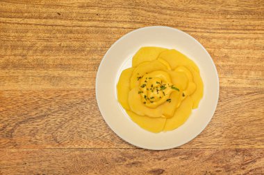 Türkiye kökenli Doner Kebap, dikey bir rostoda pişirilen etten oluşuyor. Et ince dilimlere ayrılır ve çeşitli soslarla birlikte bir tavada servis edilir.  