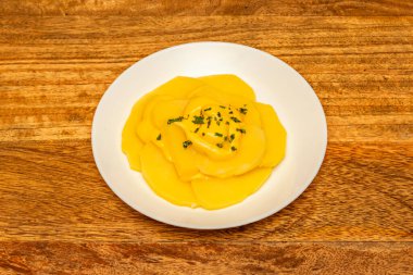 Türkiye kökenli Doner Kebap, dikey bir rostoda pişirilen etten oluşuyor. Et ince dilimlere ayrılır ve çeşitli soslarla birlikte bir tavada servis edilir.  