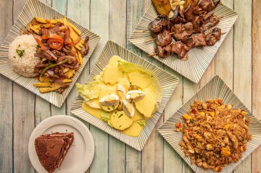 Pişmiş patates dilimlerinde servis edilir, ve bu da marul yaprağının üzerinde dinlenir.