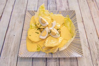 Taze peynir ve sarı bibere dayalı sarı bir kremden oluşur, buharlaşmış süt ve yağ, ihtiyaç duyduğu yarı sıvı tutarlılığı oluşturmak için eklenir.