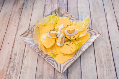 Hazırlık, taze peynir ve sarı bibere dayalı bir sos hazırlamak üzerine kuruludur.