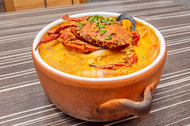 Genellikle deniz ürünleri ve et suyu bazlı kilden yapılır ve tarifine bağlı olarak sebze ya da diğer malzemeleri de içerir. 