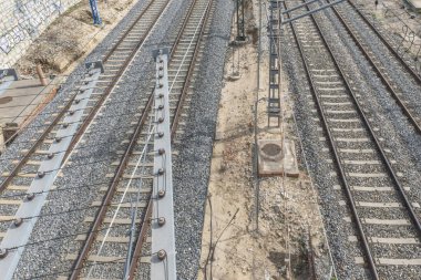 Rayların en görünür elementleri trenin tekerlekleri için çalışan yüzeyi sağlayan raylardır.