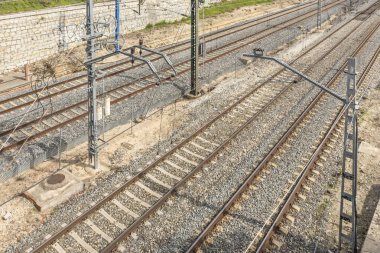 Geleneksel olarak ahşaptan yapılırlar, modern uykucular çoğunlukla betondan yapılırlar, daha fazla dayanıklılık ve güç sunarlar..