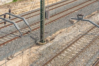 Rayların en görünür elementleri raylardır.