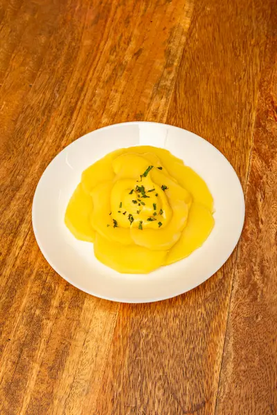 Türkiye kökenli Doner Kebap, dikey bir rostoda pişirilen etten oluşuyor. Et ince dilimlere ayrılır ve çeşitli soslarla birlikte bir tavada servis edilir.  