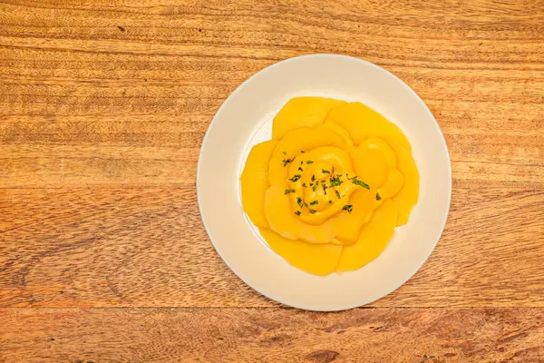 Türkiye kökenli Doner Kebap, dikey bir rostoda pişirilen etten oluşuyor. Et ince dilimlere ayrılır ve çeşitli soslarla birlikte bir tavada servis edilir.  