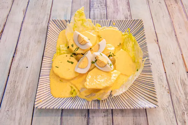 Taze peynir ve sarı bibere dayalı sarı bir kremden oluşur, buharlaşmış süt ve yağ, ihtiyaç duyduğu yarı sıvı tutarlılığı oluşturmak için eklenir.