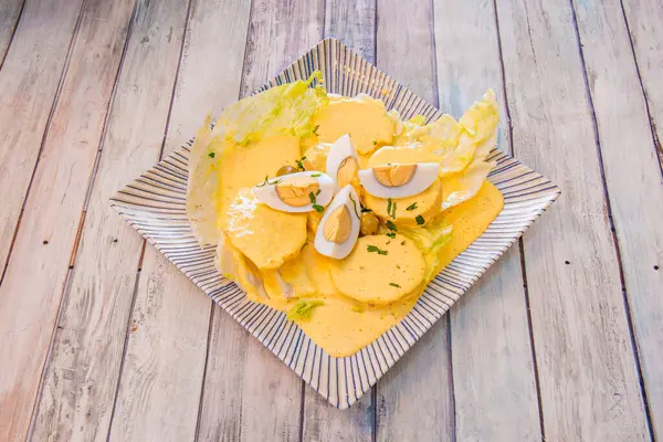 Hazırlık, taze peynir ve sarı bibere dayalı bir sos hazırlamak üzerine kuruludur.