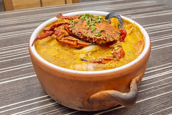 Genellikle deniz ürünleri ve et suyu bazlı kilden yapılır ve tarifine bağlı olarak sebze ya da diğer malzemeleri de içerir. 