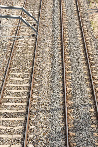 Ana bileşenlere ek olarak, bir demiryolu tamamlayıcı unsurlar içerir.