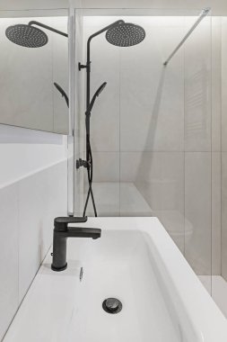 Lavabolar yüzen tezgahlara veya monolitik bir tasarıma entegre edilmiştir.