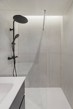 Çoğu zaman duvarın içine inşa edilmiş musluklar ya da minimalist tasarımlar.