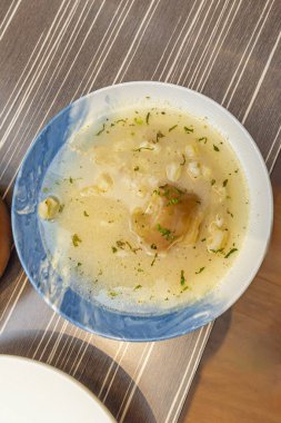 İyileştirici nitelikleri, 16. yüzyıldan kalma İspanyolca bir kitap olan birçok ve çeşitli çok iyi tarifler içeren Kadın El Kitabı 'nda geçmektedir.. 