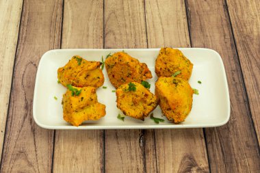  Et parçaları (kuzu, tavuk, sığır eti) marine edilip sebzelerle (biber, soğan, domates) şişlerin üzerine konur, sonra ızgara yapılır.