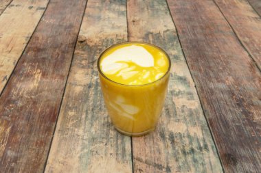 Lassi: Yoğurt içeceği; tatlı, salata bazlı veya meyve bazlı olabilir