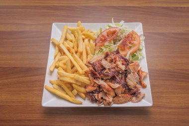 Türkiye kökenli Doner Kebap, dikey bir rostoda pişirilen etten oluşuyor. Et ince dilimlere ayrılır ve çeşitli soslarla birlikte bir tavada servis edilir.  