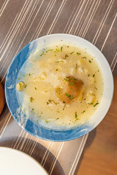 İyileştirici nitelikleri, 16. yüzyıldan kalma İspanyolca bir kitap olan birçok ve çeşitli çok iyi tarifler içeren Kadın El Kitabı 'nda geçmektedir.. 