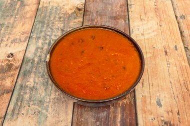 Kuzu, koyu kırmızı bir sosta, baharat açısından zengin, çoğunlukla yoğurtla pişirilmiş..