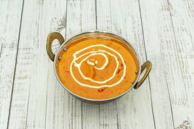 Tavuk Tikka Masala: Kremalı, baharatlı sosta servis edilen marine edilmiş ve ızgara tavuk parçaları