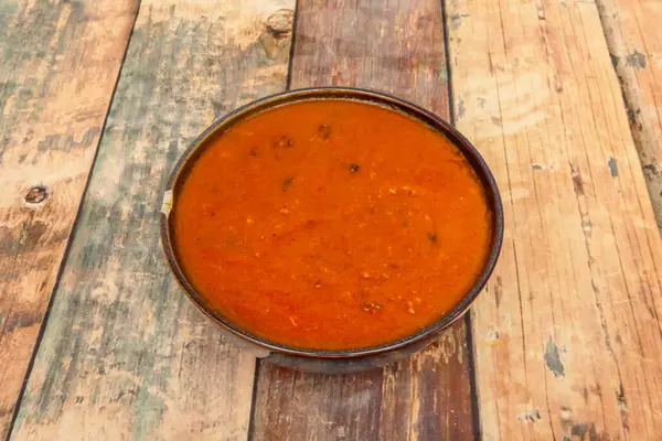 Kuzu, koyu kırmızı bir sosta, baharat açısından zengin, çoğunlukla yoğurtla pişirilmiş..