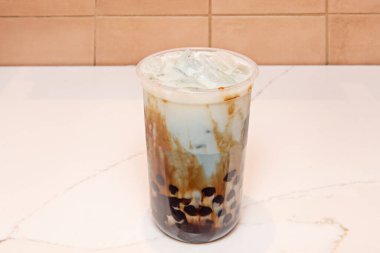 Geleneksel olarak, siyah ya da yeşil çay kullanılır, ancak çayın içeriği oolong çayı, yasemin çayı, meyve çayı ve hatta bitkisel çayları kapsayacak kadar genişlemiştir.