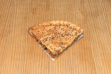 Börek hamurunun hazırlanması çeşitlilik gösterebilir, ama genellikle amaç elastik bir hamur olmaktır. 