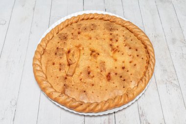  Pişmiş börekler genellikle daha büyüktür ve nemli dolgular için tercih edilir.