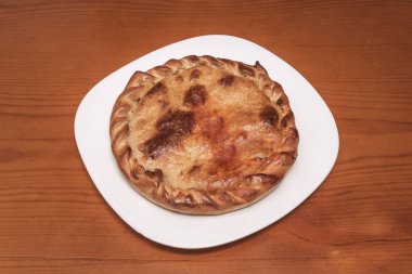 Bu lezzetli dolgulu börekler, dünyanın her yerinde şu veya bu şekilde mevcut, bizi yüzyıllar boyunca sürecek büyüleyici bir yolculuğa davet ediyor.