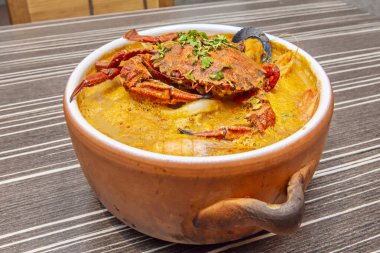 Genellikle deniz ürünleri ve et suyu bazlı kilden yapılır ve tarifine bağlı olarak sebze ya da diğer malzemeleri de içerir. 