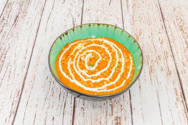 Türkiye kökenli Doner Kebap, dikey bir rostoda pişirilen etten oluşuyor. Et ince dilimlere ayrılır ve çeşitli soslarla birlikte bir tavada servis edilir.  