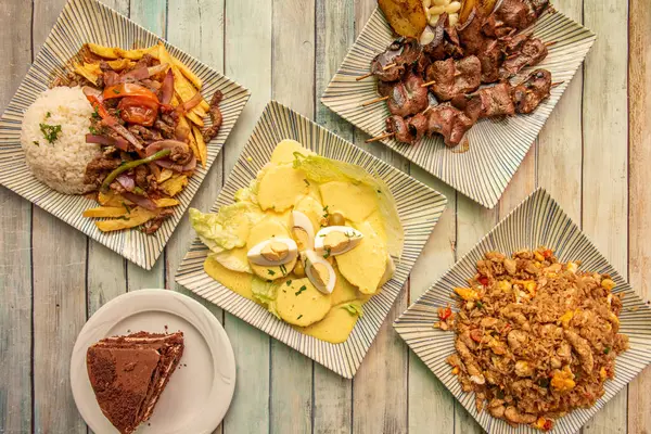 Pişmiş patates dilimlerinde servis edilir, ve bu da marul yaprağının üzerinde dinlenir.