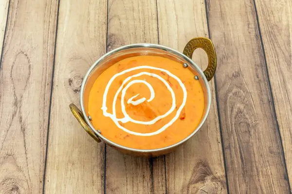 Tavuk Tikka Masala: Terbiye edilmiş ve ızgara tavuk parçaları