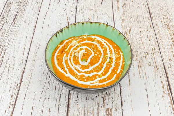 Türkiye kökenli Doner Kebap, dikey bir rostoda pişirilen etten oluşuyor. Et ince dilimlere ayrılır ve çeşitli soslarla birlikte bir tavada servis edilir.  