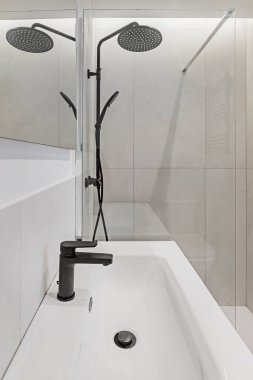 Lavabolar yüzen tezgahlara veya monolitik bir tasarıma entegre edilmiştir.