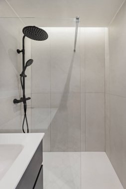 Çoğu zaman duvarın içine inşa edilmiş musluklar ya da minimalist tasarımlar.