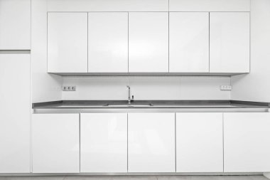 Buzdolapları ve bulaşık makineleri tam panelli, diğer dolaplarla aynı cephelerin arkasında saklanıyorlar, estetik bütünlüğü koruyorlar.