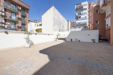 Bir yerleşim yerinin ortak alanlarına ayrılmış bir iç avlu.